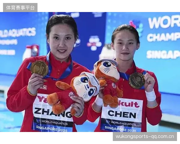 跳水完美同步获得高分，双人夺金